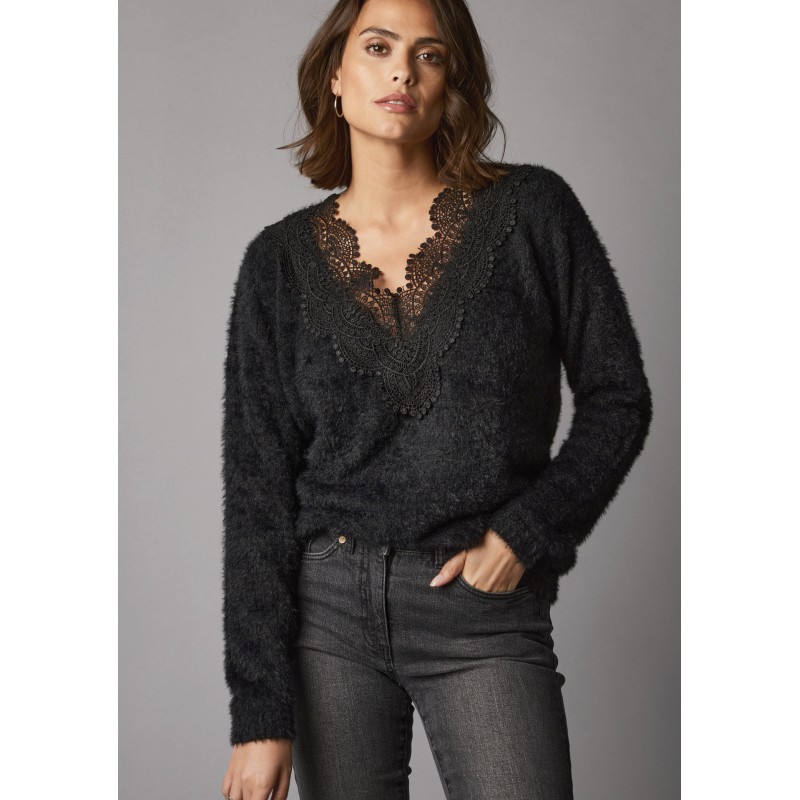 Pull maille fantaisie effet poils, col V macramé