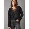 Pull maille fantaisie effet poils, col V macramé