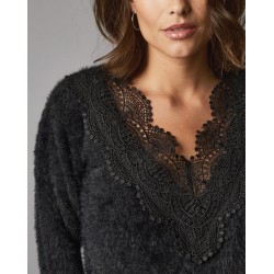 Pull maille fantaisie effet poils, col V macramé