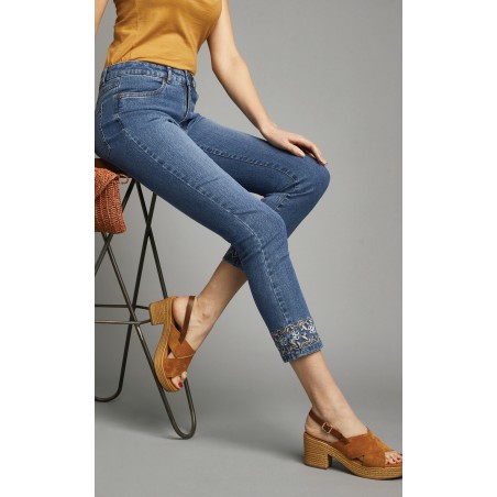 Jean 7/8ème fuselé brodé au bas des jambes