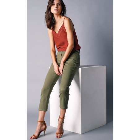 Pantacourt en twill stretch, poches brodées