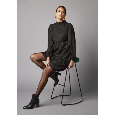 Robe courte en jacquard texturé, col montant et manches bouffantes