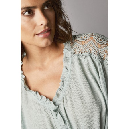 Blouse volantée, détails en crochets - vert amande