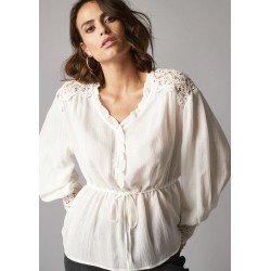 Blouse volantée, détails en...