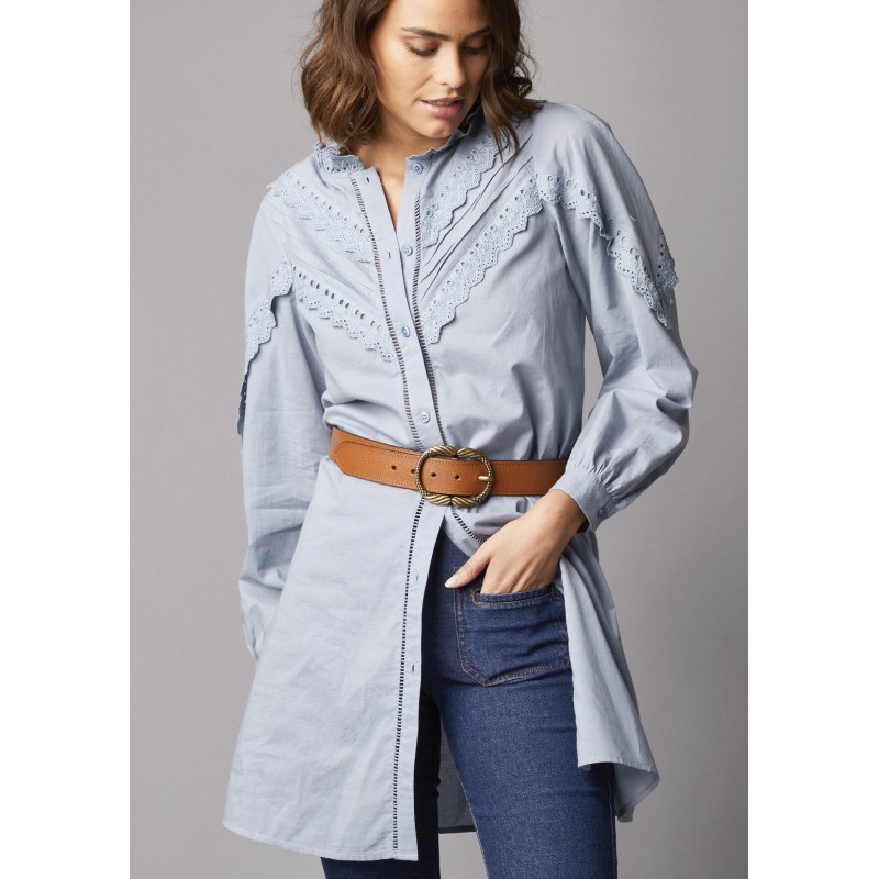 Longue tunique boutonnée et volantée avec broderie anglaise