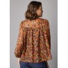 Blouse imprimée, col montant et plastron smocké
