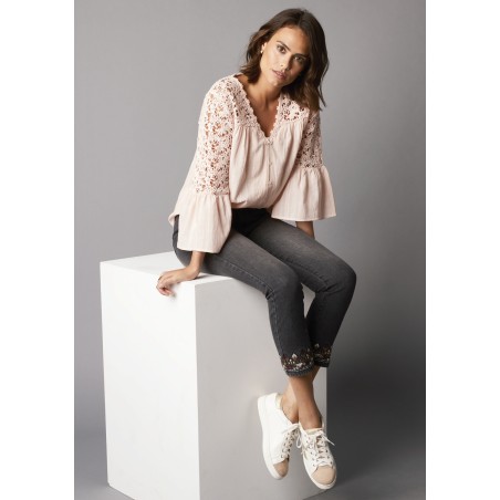 Chemisier en coton texturé, manches en macramé - rose poudré